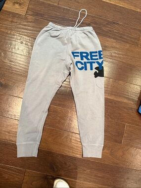 freecity woman Light grey capri Sweatpants with Blue Logo